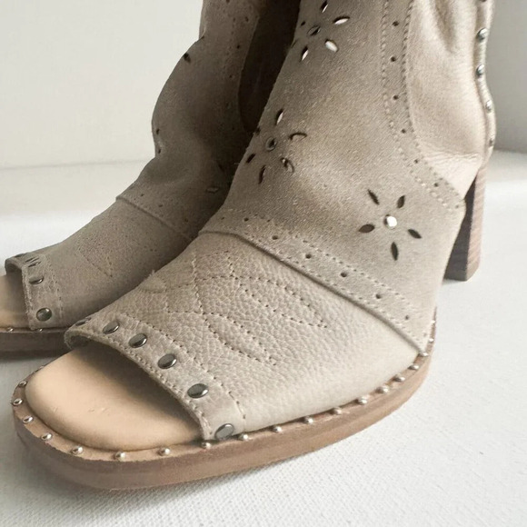 Sbicca Vintage Collection Suede Leather Light Beige Studded Slides 10 - Picture 8 of 13